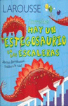 HAY UN ESTEGOSAURIO EN LAS ESCALERAS